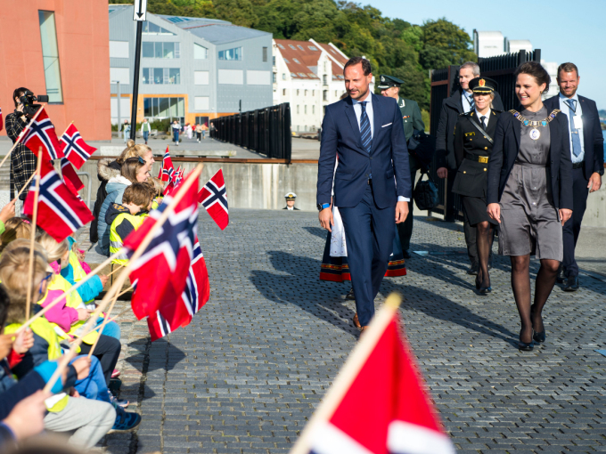 Grupper av barn fra Bjergsted barnehage sang for Kronprins Haakon da han gikk i land i Stavanger. Foto: Carina Johansen, NTB